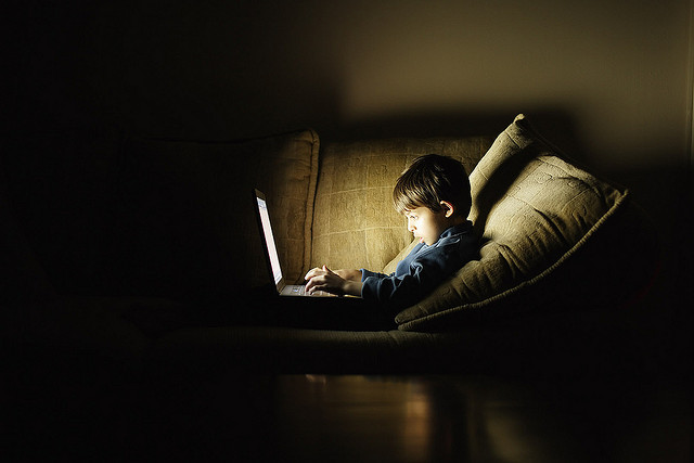 Η χρήση ηλεκτρονικών υπολογιστών το βράδυ μπορεί να προκαλέσει κατάθλιψη, socialpolicy.gr