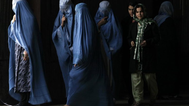 Afghan women leave after voting at a polling station during parliamentary elections in Kabul September 18, 2010. REUTERS/Ahmad Masood  (AFGHANISTAN - Tags: ELECTIONS POLITICS)