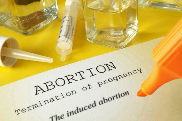 OHE Οι περιοριστικοί νόμοι της Ιρλανδίας περί αμβλώσεων παραβιάζουν τα δικαιώματα της γυναίκας, socialpolicy.gr