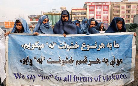 Ακτιβιστές υπέρ των γυναικείων δικαιωμάτων στο Αφγανιστάν φορούν μπούργκα και διαδηλώνουν.