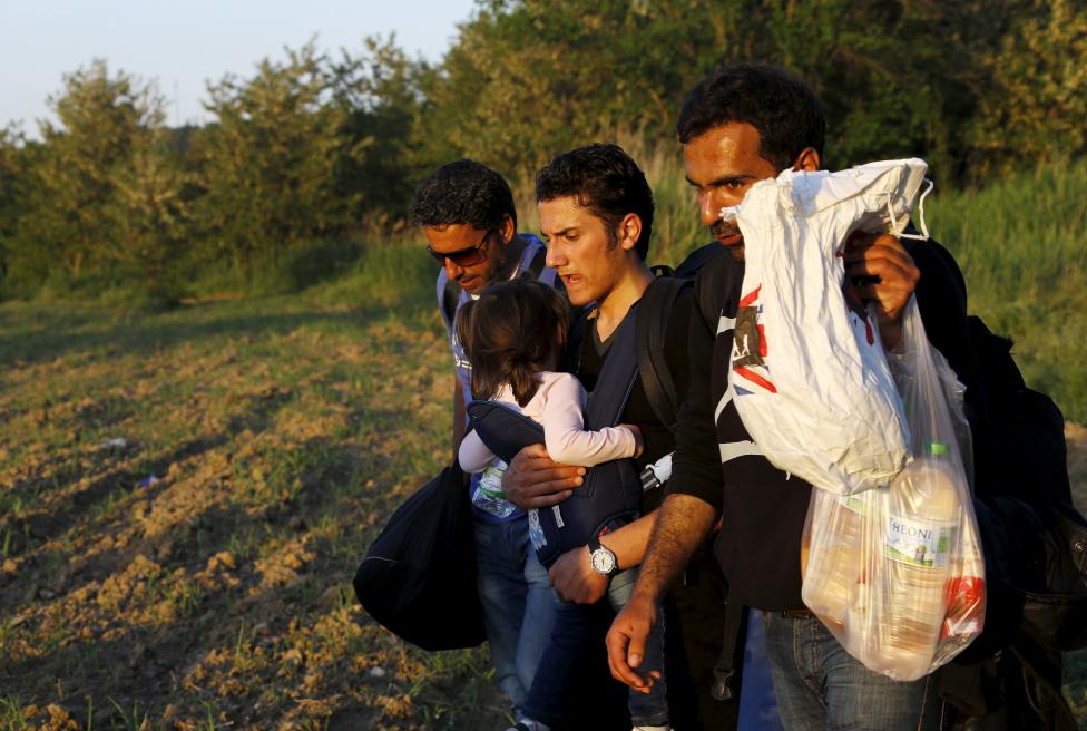 A group of Syrian immigrants cross the border into Macedonia near the Greek border village of Idomeni in Kilkis prefecture, May 13, 2015. REUTERS/Yannis Behrakis