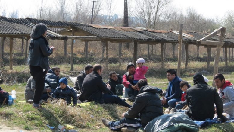 Μετανάστες και πρόσφυγες έξω από το εργοστάσιο τούβλων στη Σουμπότιτσα, πόλη στη βόρεια Σ