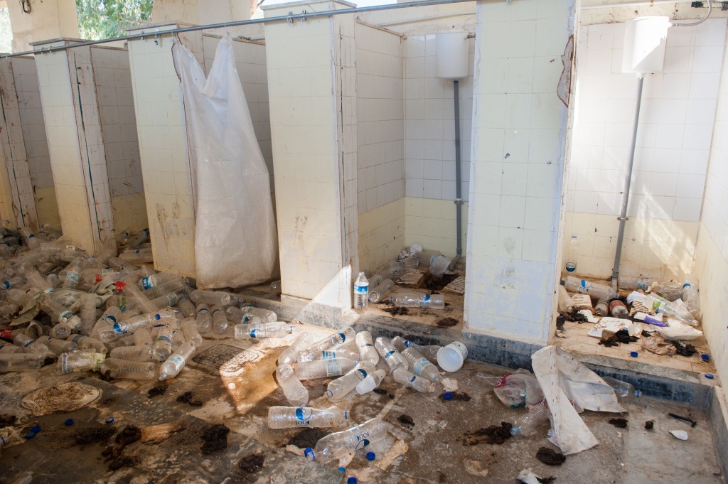 Οι τουαλέτες ανδρών στο Κέντρο Υποδοχής στη Μόρια, photo credit ©Georgios Makkas, Λέσβος, Ιούλιος 2015.
