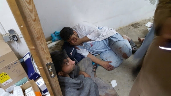 Προσωπικό των Γιατρών Χωρίς Σύνορα σε κατάσταση σοκ σε ένα από τα υπόλοιπα τμήματα του νοσοκομείου στην Κουντούζ, στον απόηχο του βομβαρδισμό 3η Οκτωβρίου 2015. ©MSF