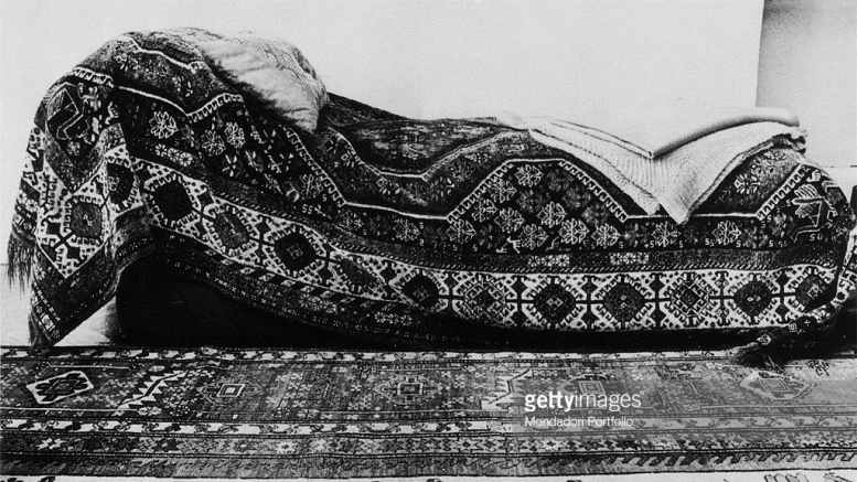 O καναπές στον οποίο ο ιδρυτής της ψυχανάλυσης Σίγκμουντ Φρόυντ έβαζε τους ασθενείς του να ξαπλώνουν κατά τη διάρκεια των συνεδριών.  Βιέννη 1930