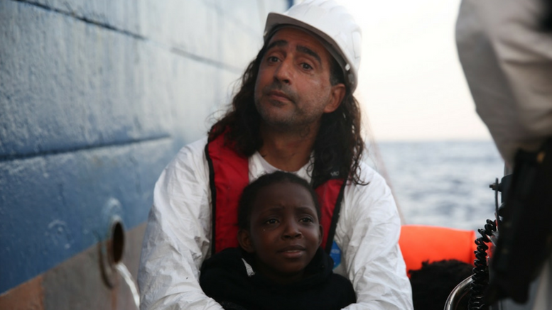 Κλικ της Χρονιάς photo ©Mohαmmad Ghannam. Ο Νικόλας Παπαχρυσοστόμου, συντονιστής των Γιατρών Χωρίς Σύνορα στο πλοίο Dignity I, μόλις έχει διασώσει την οχτάχρονη Νόρα
