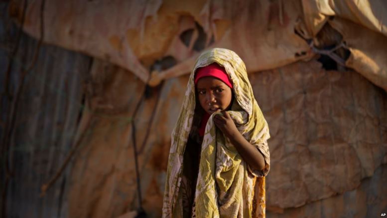 Ένα κορίτσι στέκεται έξω από την αυτοσχέδια καλύβα της σε ένα καταυλισμό στο Qardho της Σομαλίας, 9 Μαρτίου 2017.