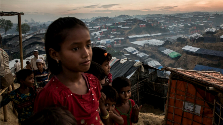 Νεαροί πρόσφυγες Rohingya κοιτάζουν τον καταυλισμό Palong Khali, μια ευρύτερη περιοχή που βρίσκεται σε λόφο κοντά στα σύνορα της Μιανμάρ στο νοτιοανατολικό Μπανγκλαντές. © UNHCR/Andrew McConnell