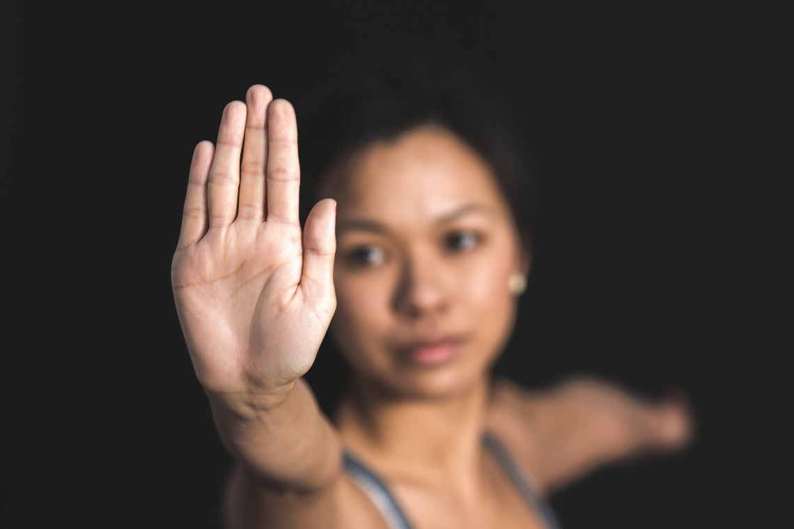 Πώς να ανταποκριθούμε και να υποστηρίξουμε τις επιζώσες σεξουαλικής επίθεσης